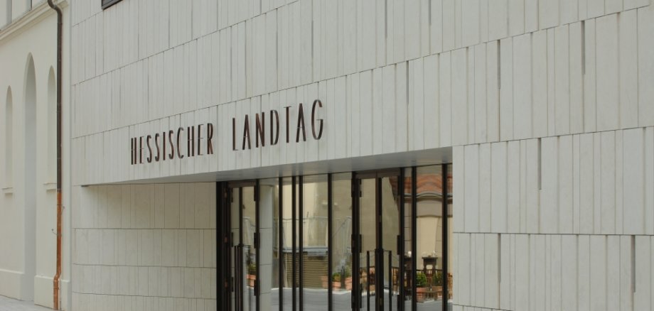 Eingang Plenargebäude Hessischer Landtag in Wiesbaden
