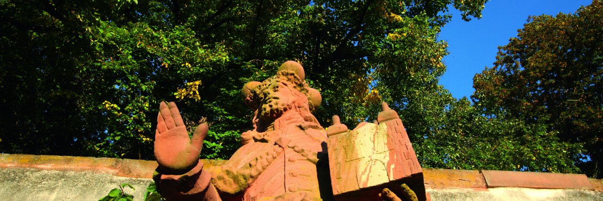 48_Einhard im Klostergarten.jpg