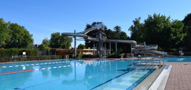 Schwimmbadbecken mit Absperrband Schwimmbadbecken mit Absperrband