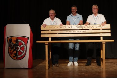 v.l.n.r. Brookfields Bürgermeister Steve Ponto, Thorsten Bonifer, Vorstandsvorsitzender des EFS und zuständig für den AK Brookfield sowie Harry Farchmin, Vorsitzender des Städtepartnerschaftsvereins in Brookfield. v.l.n.r. Brookfields Bürgermeister Steve Ponto, Thorsten Bonifer, Vorstandsvorsitzender des EFS und zuständig für den AK Brookfield sowie Harry Farchmin, Vorsitzender des Städtepartnerschaftsvereins in Brookfield.