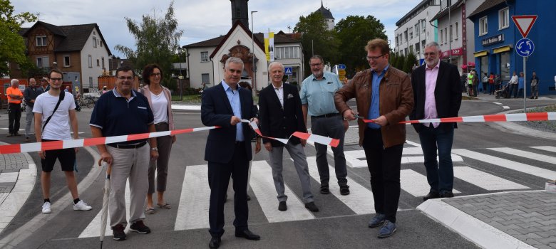 Bürgermeister Dr. Bastian und Stadtrat Gerheim eröffnen den Kapellenplatzkreisel