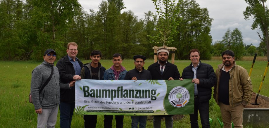 Auf dem Foto von links: Amjad Rohail, Erster Stadtrat Michael Gerheim, Labeeb ur Rehman, Hashim Farooq, Muhammad Saleem, Imam Wajahat Ahmad, Bürgermeister Dr. Daniell Bastian, Omer Farooq