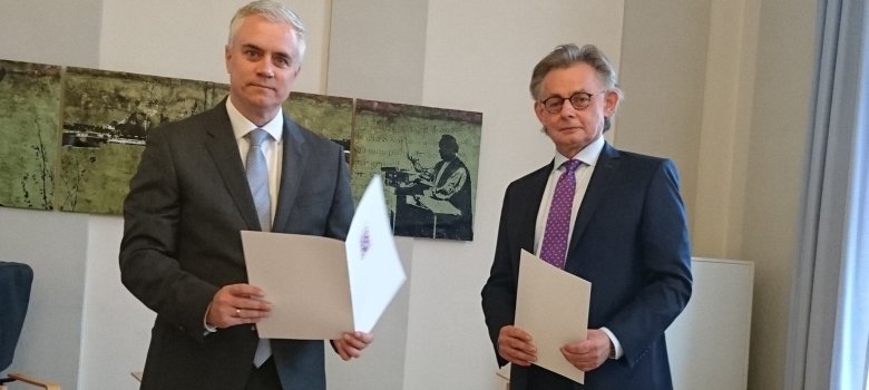 Gewerbesteuer-Ausgleich-Bescheidübergabe von Staatsekretär Michael Bußer an Seligenstadts Bürgermeister Dr. Bastian