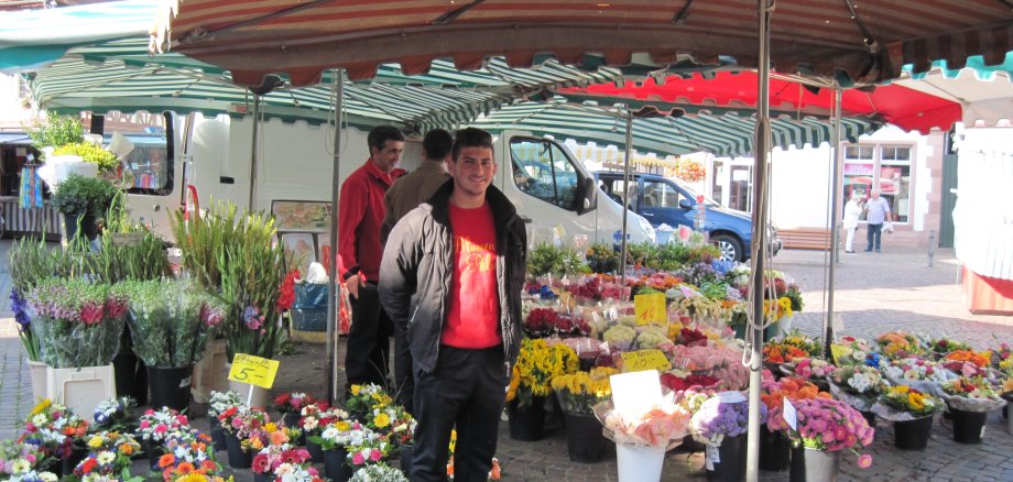 Blumenhändler auf dem Wochenmarkt