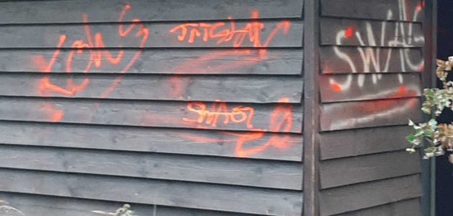 Graffiti am Toilettenhäuschen Brehms Hütte