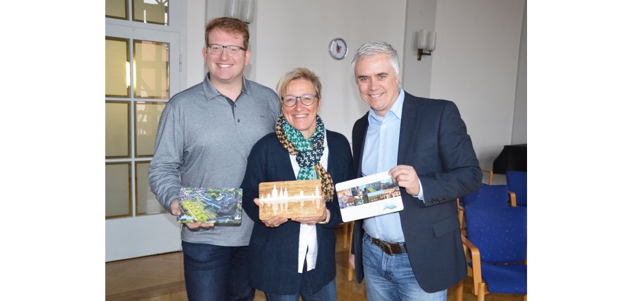 Seligenstädter Frühstücksbrettchen mit dem Ersten Stadtrat Michael Gerheim, Monika Weber vom Stadtmarketing, Bürgermeister Dr. Bastian
