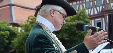 Bürgermeister Dr. Daniell Bastian begrüßt den Kaufmannszug 2023 auf dem Marktplatz Bürgermeister Dr. Daniell Bastian begrüßt den Kaufmannszug 2023 auf dem Marktplatz
