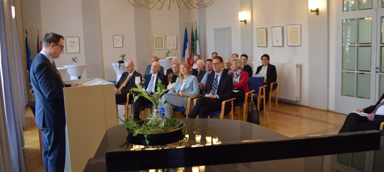 Bürgermeister bei der Ansprache für Ulinka Rublack