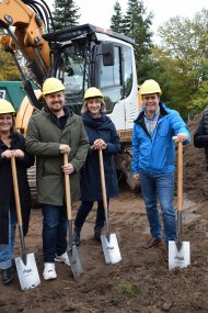 Bürgermeister Dr. Bastian mit Bauamtsleiter Daniel Brauneis und Leiterin des Amtes für Kinder Iris Knies