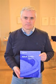 Bürgermeister Dr. Bastian mit dem Buch "Haus des Lebens der Ewigkeit" Bürgermeister Dr. Bastian mit dem Buch "Haus des Lebens der Ewigkeit"