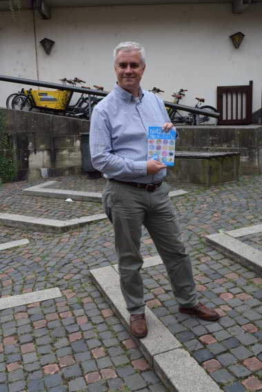 Bürgermeister Dr. Bastian mit dem Notinsel Hausaufgabenheft Bürgermeister Dr. Bastian mit dem Notinsel Hausaufgabenheft
