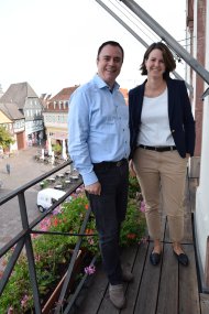 Bürgermeister Dr. Bastian mit Marie Servais auf dem Rathausbalkon