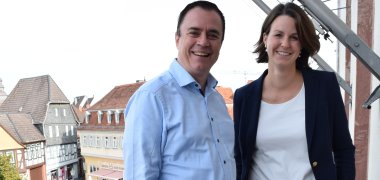 Bürgermeister Dr. Bastian mit Marie Servais auf dem Rathausbalkon Bürgermeister Dr. Bastian mit Marie Servais auf dem Rathausbalkon