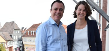 Bürgermeister Dr. Bastian mit Marie Servais auf dem Rathausbalkon