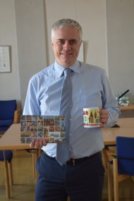 Bürgermeister Dr. Bastian mit Tasse und Brettchen