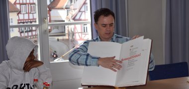 Bürgermeister Dr. Daniell Bastian zeigt das Goldene Buch der Stadt Bürgermeister Dr. Daniell Bastian zeigt das Goldene Buch der Stadt