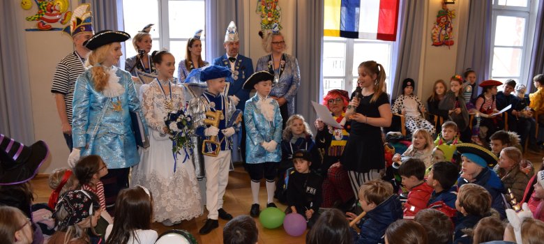 Die neunjährige Anna hält beim Rathaussturm 2020 die Büttenrede Die neunjährige Anna hält beim Rathaussturm 2020 die Büttenrede