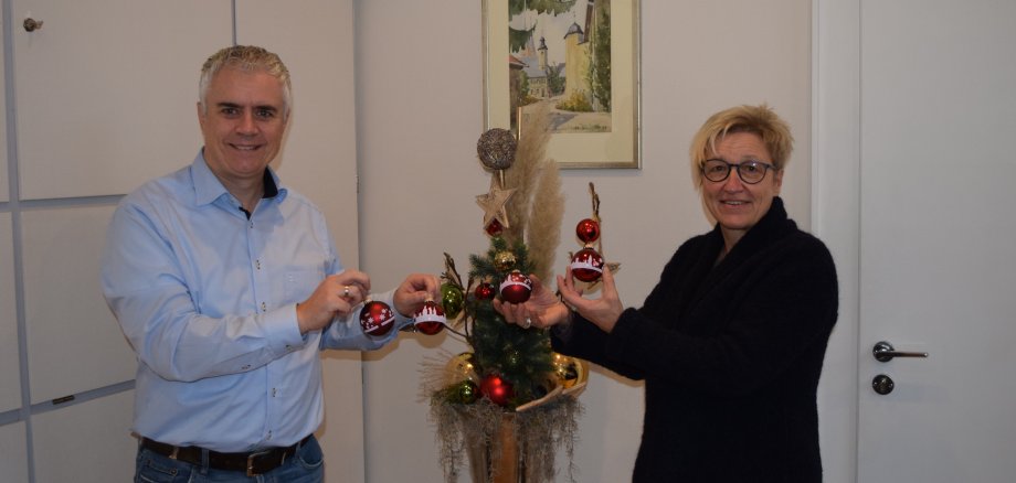 Auf dem Foto: Bürgermeister Dr. Daniell Bastian und Monika Weber (SeligenStadtMarketing GmbH)