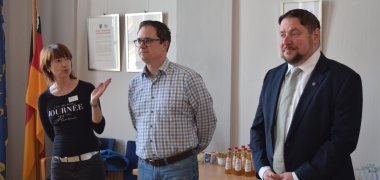 Auf dem Foto von links: Christine Spitzenberg vom efs, Bürgermeister Dr. Daniell Bastian und Erster Stadtrat Oliver Steidl