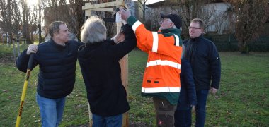 Das Schild wird angebracht Das Schild wird angebracht