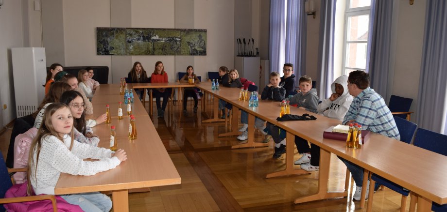 Die Kinder aus dem Kinderclubdorf zu Besuch im Rathaus