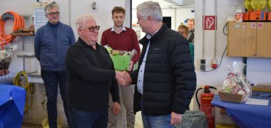 Auf dem Foto von links: Bauhofleiter Harald Ott, Jubilar Jürgen Zeiger, Kaufm. Betriebsleiter Stadtwerke Patrick Herbert und Bürgermeister Dr. Daniell Bastian.