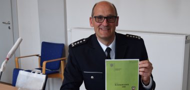 Erster Polizeihauptkommissar Thomas Eck mit der Kriminalstatistik 2020 Erster Polizeihauptkommissar Thomas Eck mit der Kriminalstatistik 2020