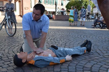 Dr. Bastian beim simulierten Wiederbelebungsversuch