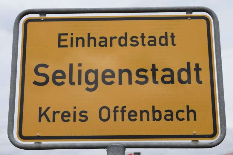 Das neue Ortsschild "Einhardstadt Seligenstadt"
