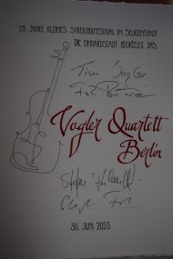Der Eintrag im Goldenen Buch vom Vogler Quartett