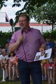 Erster Stadtrat bei der Einweihung Kinderrechtebänke Erster Stadtrat bei der Einweihung Kinderechtebänke