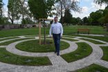 Erster Stadtrat Michael Gerheim am neuen Baumgrab Erster Stadtrat Michael Gerheim am neuen Baumgrab