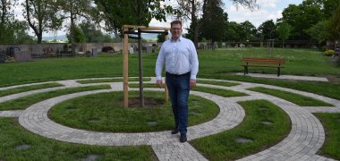 Erster Stadtrat Michael Gerheim am neuen Baumgrab