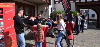 Die Freiwillige Feuerwehr kam mit Rettungsboot
