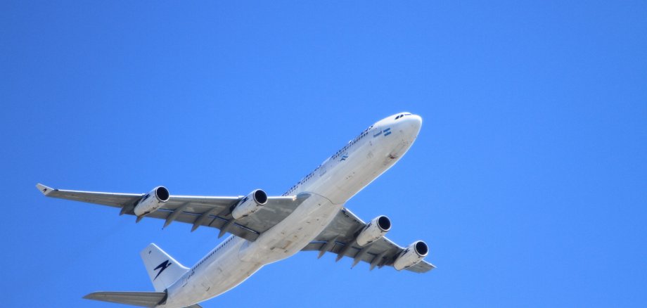 Flugzeug am Himmel