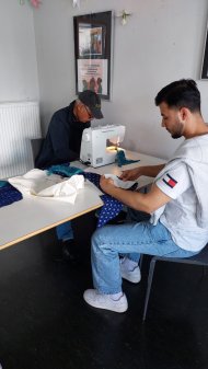 Geflüchtet beim Basteln der Wimpel Geflüchtet beim Basteln der Wimpel