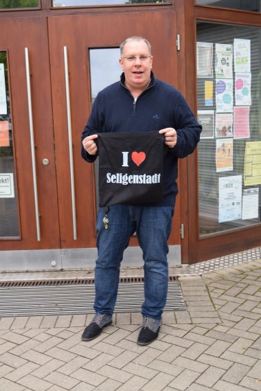 Gerrit Kratz mit Tasche 