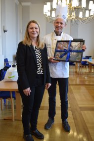 Geschenkübergabe Stadtmarketing, Monika Klinger mit Florian Löwer Geschenkübergabe Stadtmarketing, Monika Klinger mit Florian Löwer