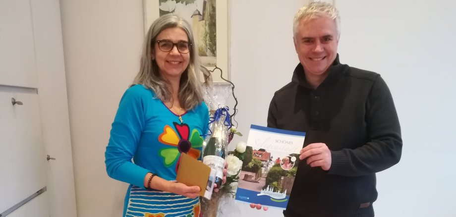 Preisausschreiben der Broschüre "Schönes Seligenstadt": Gewinnerin Claudia Heeg mit Bürgermeister Dr. Bastian