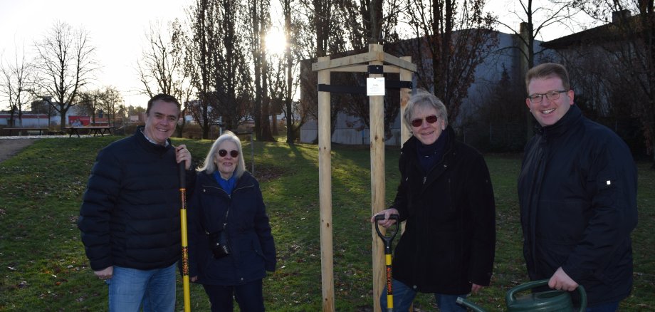 Auf dem Foto von links: Bürgermeister Dr. Daniell Bastian, Ingrid Jost, Dr. Klaus Jost und Erster Stadtrat Michael Gerheim