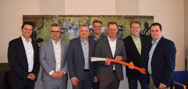 Auf dem Foto v.l.: Matthias Nass (Projektleitung Strategie & Gebietsentwicklung, Westconnect GmbH), Roland Mann (Projektleitung Vertrieb, Westconnect GmbH), Volker Schneider (Projektleitung Roll Out Westconnect GmbH),
Dr. Thomas Stöhr (Geschäftsführer Gigabitregion FrankfurtRheinMain GmbH), Daniel Böttcher (Leiter Regional & Roll-Out Management West, Westconnect GmbH), Erster Stadtrat Michael Gerheim, Bürgermeister Dr. Daniell Bastian.
Auf dem Foto v.l.: Matthias Nass (Projektleitung Strategie & Gebietsentwicklung, Westconnect GmbH), Roland Mann (Projektleitung Vertrieb, Westconnect GmbH), Volker Schneider (Projektleitung Roll Out Westconnect GmbH), Dr. Thomas Stöhr (Geschäftsführer Gigabitregion FrankfurtRheinMain GmbH), Daniel Böttcher (Leiter Regional & Roll-Out Management West, Westconnect GmbH), Erster Stadtrat Michael Gerheim, Bürgermeister Dr. Daniell Bastian.