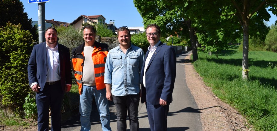 Auf dem Foto von links: Erster Stadtrat Oliver Steidl, Thomas Schrod und Daniel Brauneis (Amt für Bau- und Stadtentwicklung) sowie Bürgermeister Dr. Daniell Bastian.