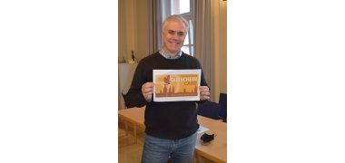 Bürgermeister Dr. Bastian mit der Aktions-Gutschein Card des Gewerbevereins über 50 Euro Bürgermeister Dr. Bastian mit der Aktions-Gutschein Card des Gewerbevereins über 50 Euro