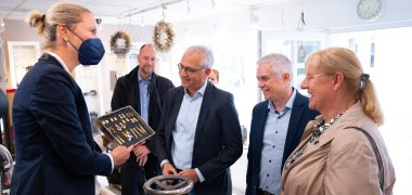 Heimatshoppen 2022, Goldschmiedemeisterin Katrin Lewerth-Kruse, Wirtschaftsminister Tarek Al-Wazir, Seligenstadts Bürgermeister Dr. Daniell Bastian, HIHK-Präsidentin Kirsten Schoder-Steinmüller (v.l.n.r)