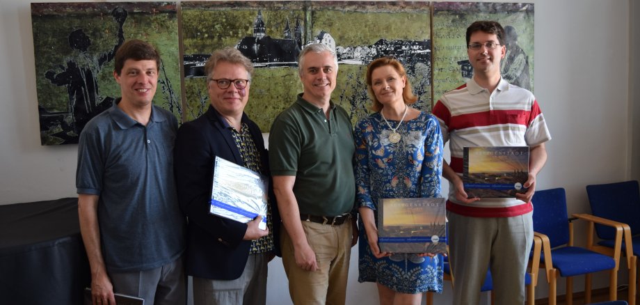 Bürgermeister Dr. Bastian überreicht einen Seligenstadt Bildband an die Ensemblemitglieder des Henschel Quartetts