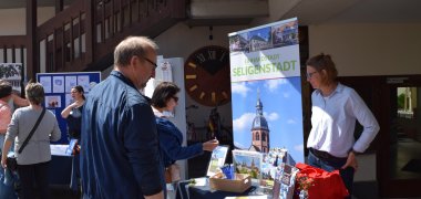Infos zu den Angeboten der Stadt gab es den Ständen der Tourist-Info, des Seniorenbeirats und des Nachbarschaftshauses