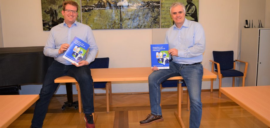 Erster Stadtrat und Bürgermeister mit der Broschüre "Integrations- und Vielfaltsstrategie für Seligenstadt"