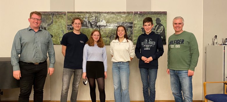 Jugendbeirat 2021/2022, von links nach rechts: Erster Stadtrat Michael Gerheim, Lorenz Kleipa, Clara Schymu-ra, Patricia Mittler, Luca Uschmann und Bürgermeister Dr. Daniell Bastian. Weiterhin gehören dem Jugendbeirat Tom Kopolt und Simon Rickert an, die an dem Abend verhindert waren. Jugendbeirat 2021/2022, von links nach rechts: Erster Stadtrat Michael Gerheim, Lorenz Kleipa, Clara Schymu-ra, Patricia Mittler, Luca Uschmann und Bürgermeister Dr. Daniell Bastian. Weiterhin gehören dem Jugendbeirat Tom Kopolt und Simon Rickert an, die an dem Abend verhindert waren.