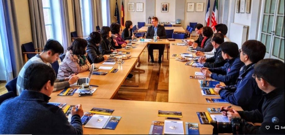Erster Stadtrat Michael Gerheim mit Vertretern einer koreanischen Delegation im Gespräch