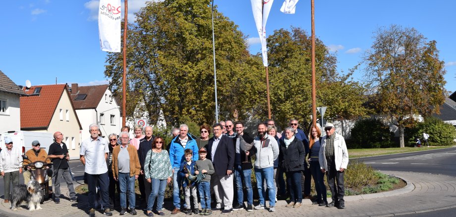 Fahnenschmuck am Kreisel in Klein-Welzheim anlässlich der 1250-Jahr-Feier